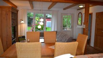 Fernseher, Kamin, DVD-Player