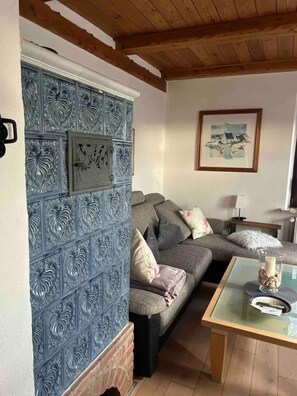 Televisión y chimenea 