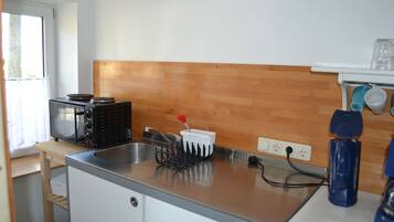 Kühlschrank, Ofen, Herdplatte, Wasserkocher mit Kaffee-/Teezubehör