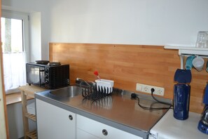 Fridge, oven, stovetop, coffee/tea maker