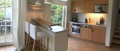 Jääkaappi, mikroaaltouuni, uuni, liesi