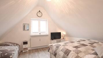 2 bedrooms, travel cot, free WiFi