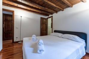 2 chambres, fer et planche à repasser, Wi-Fi gratuit, draps fournis