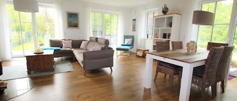 Una televisión, un reproductor de DVD