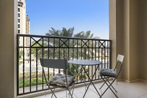 Outdoor dining - Stylish 1BR Apt Umm Suqeim 3 (Dubai)