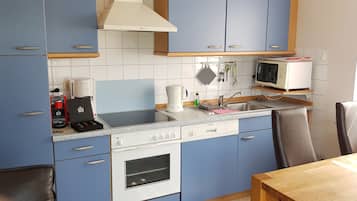 Frigorífico, microondas, horno y placa de cocina