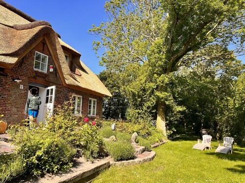 Freistehendes Reetdach-haus "diedeichkate" in Tating für 12 Personen