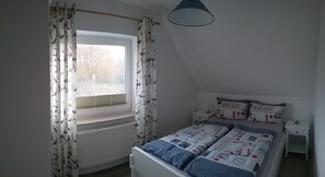 2 室のベッドルーム、旅行用ベビーベッド、WiFi (無料)、ベッドシーツ