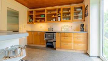 Kühlschrank, Mikrowelle, Herdplatte, Geschirrspüler