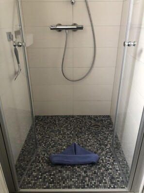 Douche, sèche-cheveux