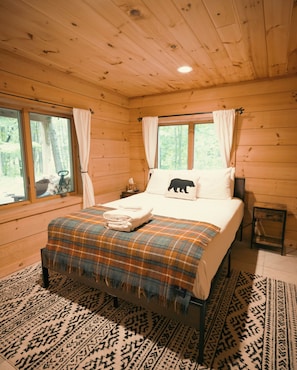 3 bedrooms, desk, iron/ironing board, free WiFi - Private cabin on the Ausable River near Whiteface. (Wilmington)