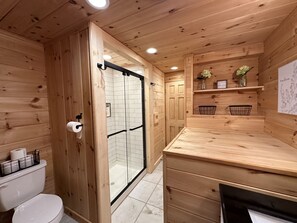 Een douche, een bubbelbad, een haardroger, handdoeken