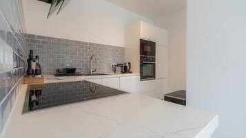 Kühlschrank, Mikrowelle, Ofen, Herdplatte