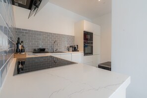 Een koelkast, een magnetron, een oven, een kookplaat