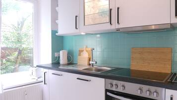 Fridge, oven, stovetop, dishwasher