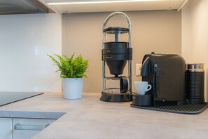 冷蔵庫、オーブン、コンロ、食器洗い機