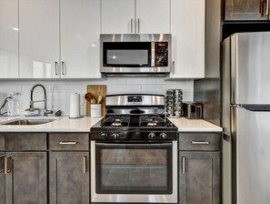 Frigorífic, microones, forn i placa de cuina