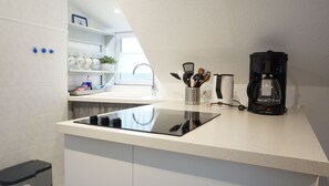 Fridge, stovetop, coffee/tea maker, toaster - Ferienwohnung "marthas Insel" in Oldenswort für 2 Personen (Oldenswort (Tönninger Umland))