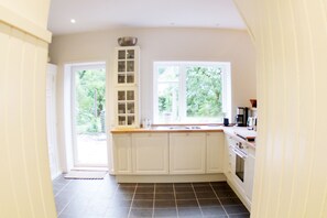 Fridge, microwave, oven, stovetop - Ferienhaus Alte Bäckerei in Tetenbüll für 4 Personen (Tetenbüll)