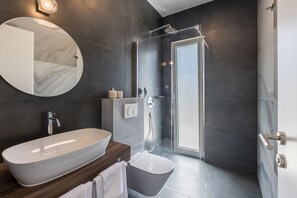 Shower, free toiletries, hair dryer, slippers - Villa Callista (Žrnovnica)