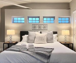 4 slaapkamers, een bureau, een strijkplank/strijkijzer, gratis wifi