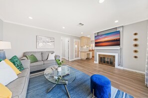 Smart-tv, een open haard en boeken