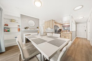 Dining - South SJ 4BR: Spacious & Comfy (San Jose)