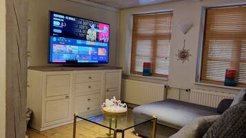Fernseher, Kamin, DVD-Player