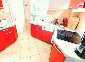 Geladeira, micro-ondas, fogão, cooktop