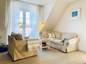 Una televisión, un reproductor de DVD, un reproductor estéreo