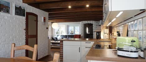 Frigorífico, horno, placa de cocina y lavavajillas