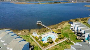 Zona residencial con piscina rodeada de viviendas.