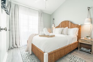 2 habitaciones, escritorio y tabla de planchar con plancha