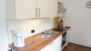 Fridge, oven, stovetop, coffee/tea maker - Appartement "rochelsand EG" in Tating für 1-3 Personen (Tating)