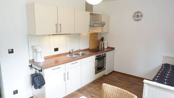 Kühlschrank, Ofen, Herdplatte, Wasserkocher mit Kaffee-/Teezubehör