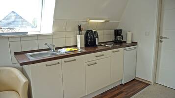 Kühlschrank, Herdplatte, Wasserkocher mit Kaffee-/Teezubehör