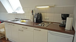 Kjøleskap, kokeplater, kaffetrakter/tekoker og kjøkkenutstyr