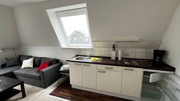 Kühlschrank, Herdplatte, Wasserkocher mit Kaffee-/Teezubehör