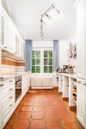 ثلاجة، فرن، موقد طهي مسطح، غسالة أطباق