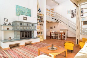 Een televisie en een open haard