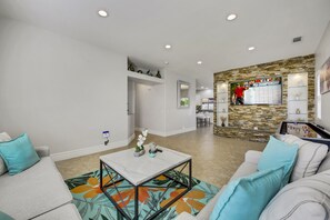 TV, table football - Dulce Vida: Pool, Spa, Table Games, Fire Pit, BBQ! (Indio)