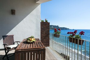 Outdoor dining - Casa Annabella Bilo - Waterfront apartment (Giardini Naxos)