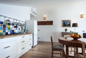 Fridge, oven, stovetop, coffee/tea maker