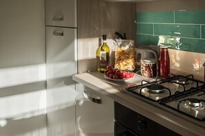 Réfrigérateur, micro-ondes, four, plaque de cuisson
