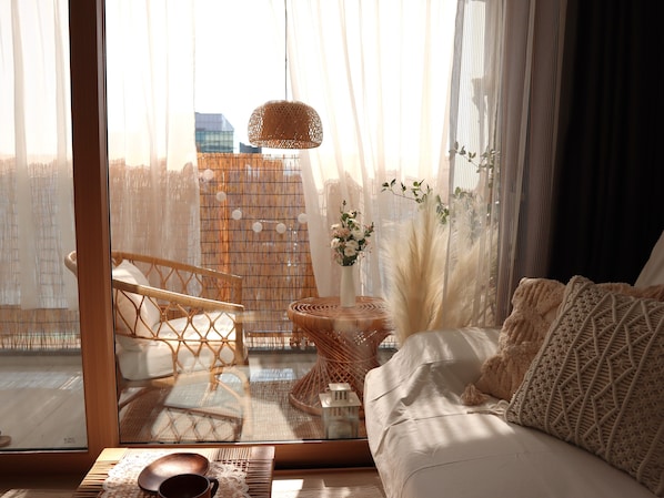 Deluxe Apartment | Living room | 42-inch TV with digital channels, heated floors - Morning Madrid (Jeju City)