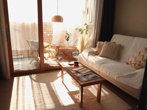 Deluxe Apartment | Living room | 42-inch TV with digital channels, heated floors - Morning Madrid (Jeju City)