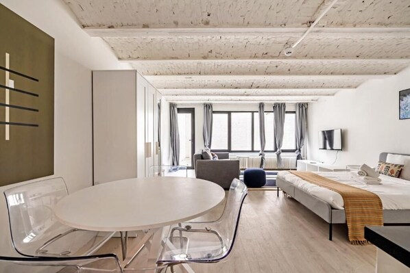 Classic Apartment | Living area | Flat-screen TV - Smartflats - The City (Antwerp)