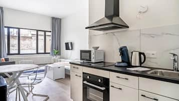 Deluxe Studio | Private kitchen | Fridge, microwave, oven, stovetop