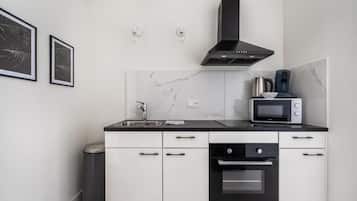 Classic Apartment | Private kitchen | Fridge, microwave, oven, stovetop