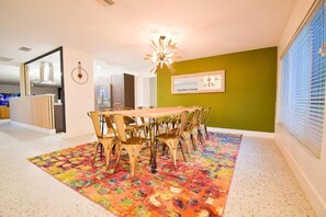 Dining - The Bevy • Sleeps 20 • Pool • 10 mins to Beaches (Largo)